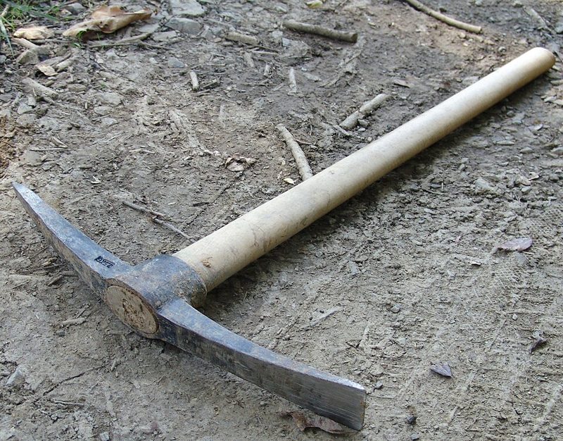 Cuốc chim thép cán gỗ